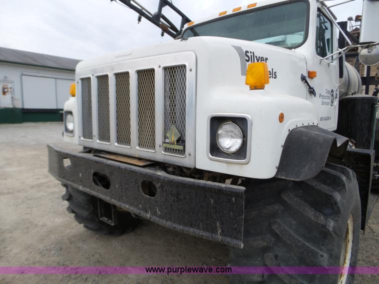 image for item L5023 1996 International 2554 Silver Wheels self-propelled sprayer