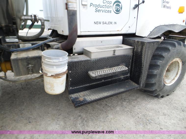 image for item L5023 1996 International 2554 Silver Wheels self-propelled sprayer