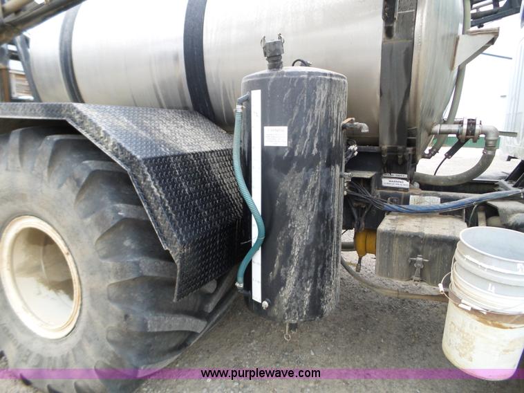 image for item L5023 1996 International 2554 Silver Wheels self-propelled sprayer