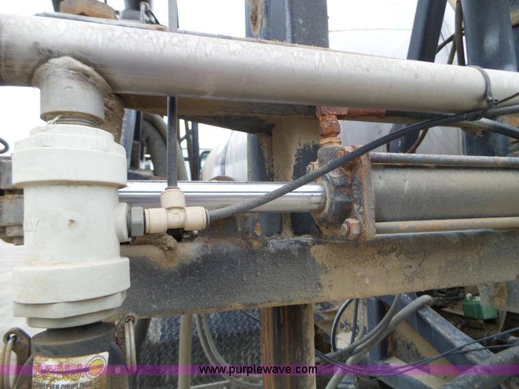 image for item L5023 1996 International 2554 Silver Wheels self-propelled sprayer