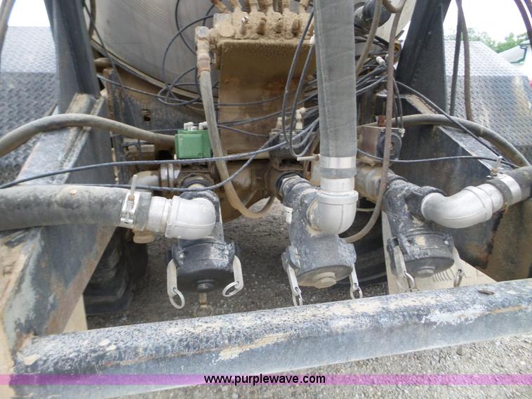 image for item L5023 1996 International 2554 Silver Wheels self-propelled sprayer