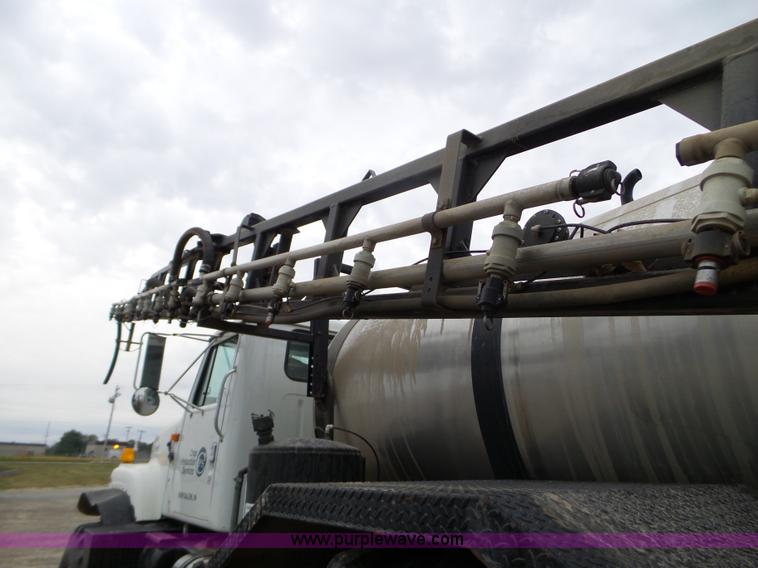 image for item L5023 1996 International 2554 Silver Wheels self-propelled sprayer