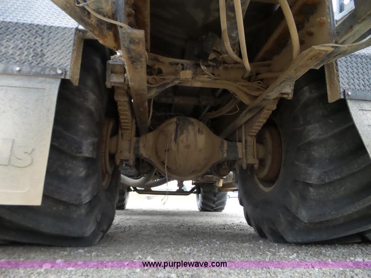 image for item L5023 1996 International 2554 Silver Wheels self-propelled sprayer