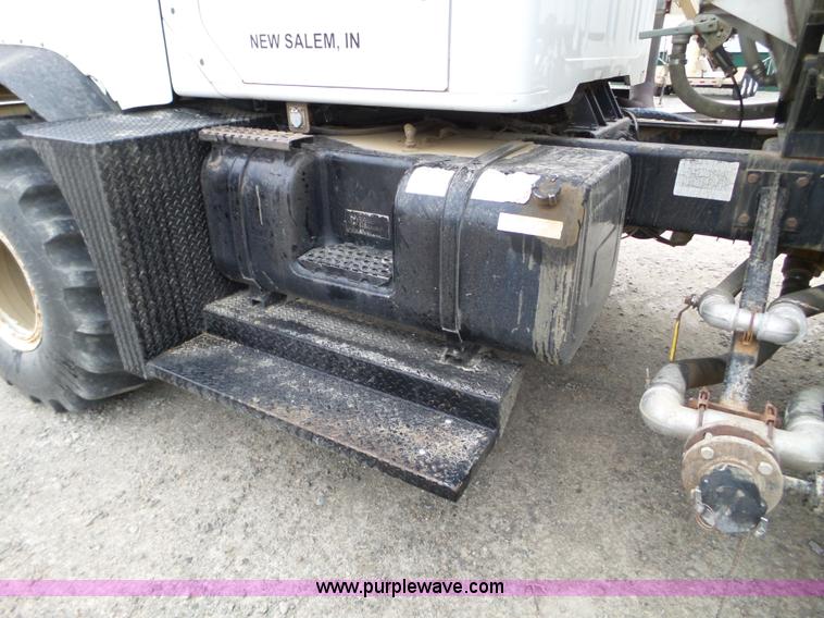 image for item L5023 1996 International 2554 Silver Wheels self-propelled sprayer