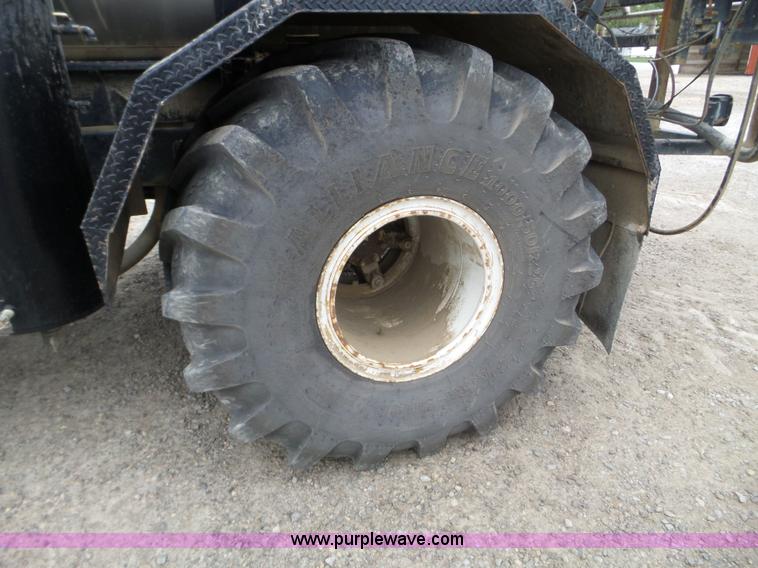 image for item L5023 1996 International 2554 Silver Wheels self-propelled sprayer