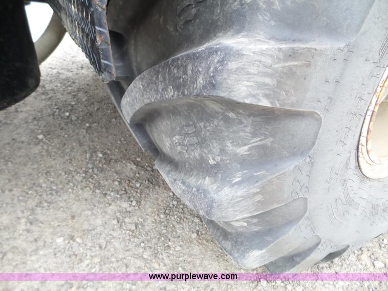 image for item L5023 1996 International 2554 Silver Wheels self-propelled sprayer