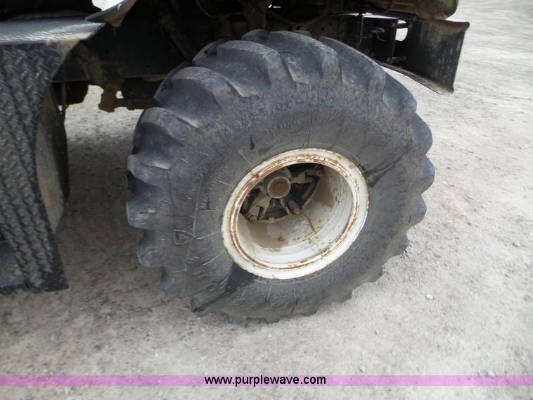 image for item L5023 1996 International 2554 Silver Wheels self-propelled sprayer