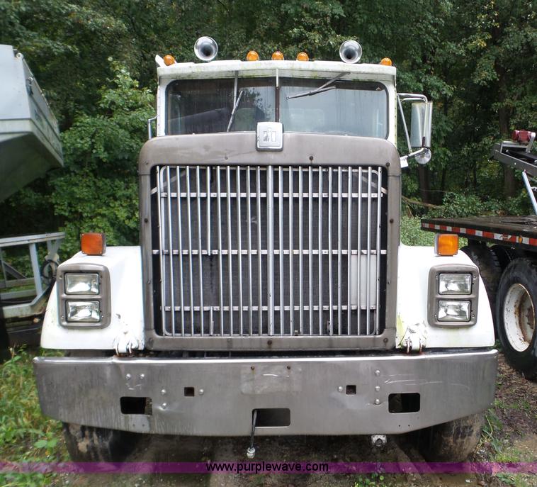 image for item L5028 1985 International 9300 semi truck