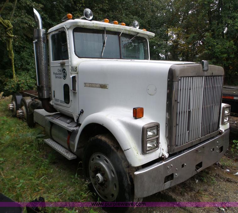 image for item L5028 1985 International 9300 semi truck