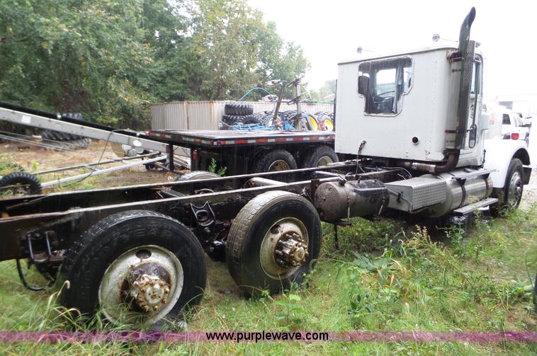 image for item L5028 1985 International 9300 semi truck