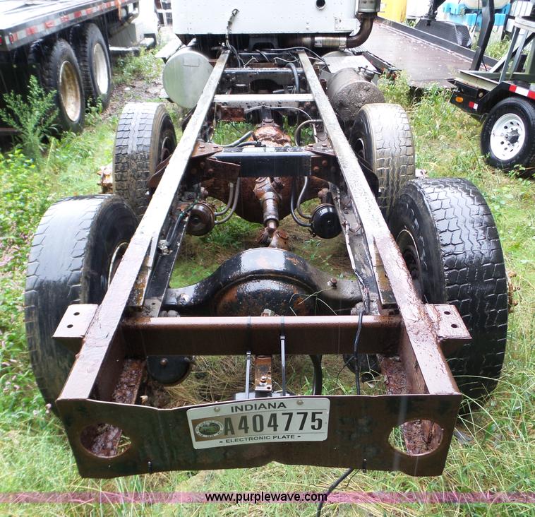 image for item L5028 1985 International 9300 semi truck