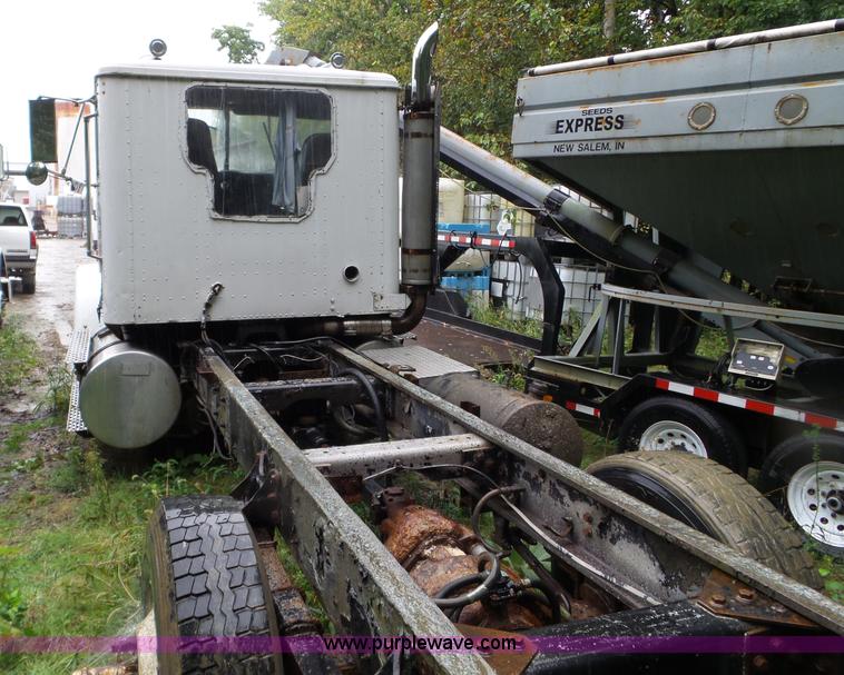 image for item L5028 1985 International 9300 semi truck