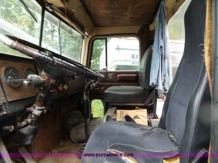 image for item L5028 1985 International 9300 semi truck