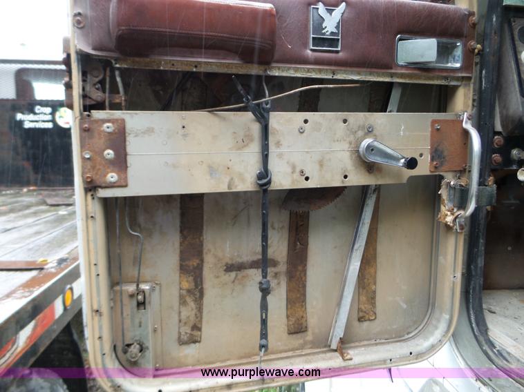 image for item L5028 1985 International 9300 semi truck