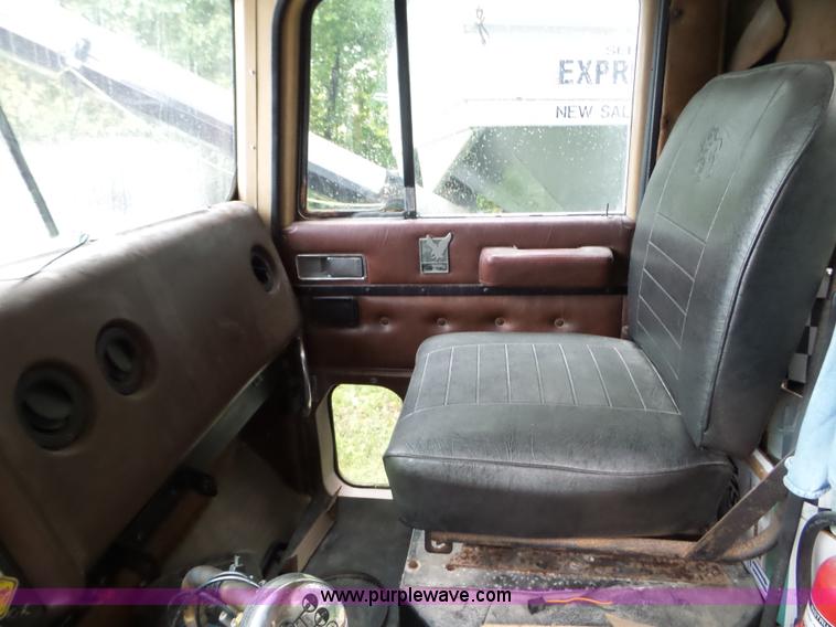 image for item L5028 1985 International 9300 semi truck