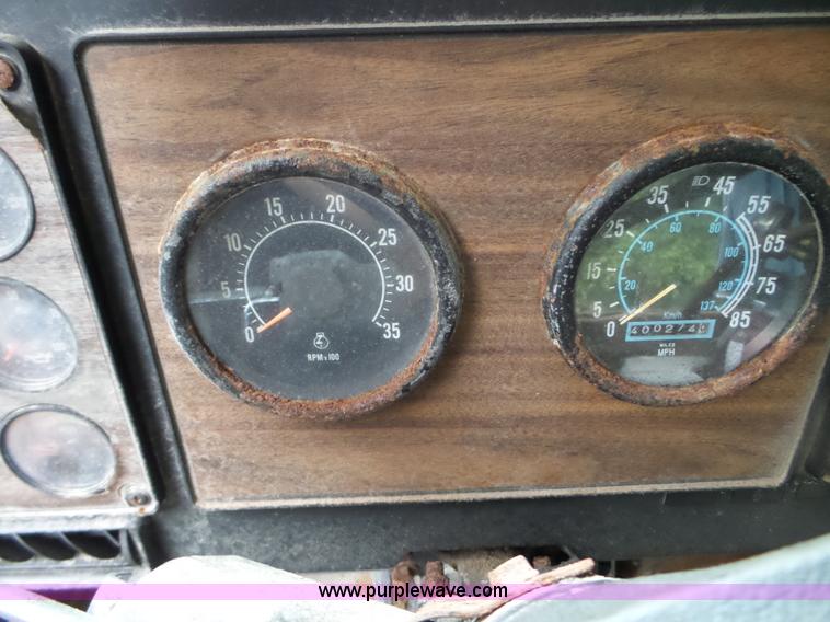 image for item L5028 1985 International 9300 semi truck