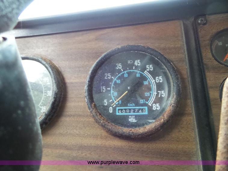 image for item L5028 1985 International 9300 semi truck