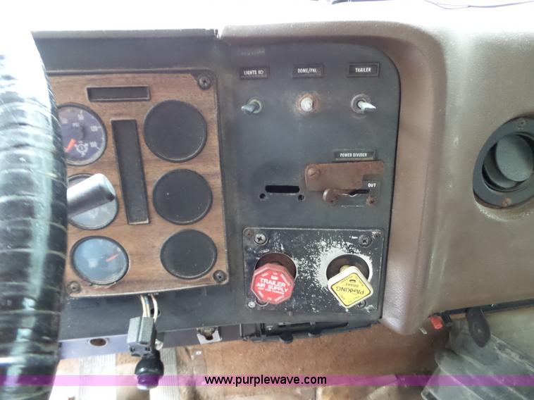 image for item L5028 1985 International 9300 semi truck