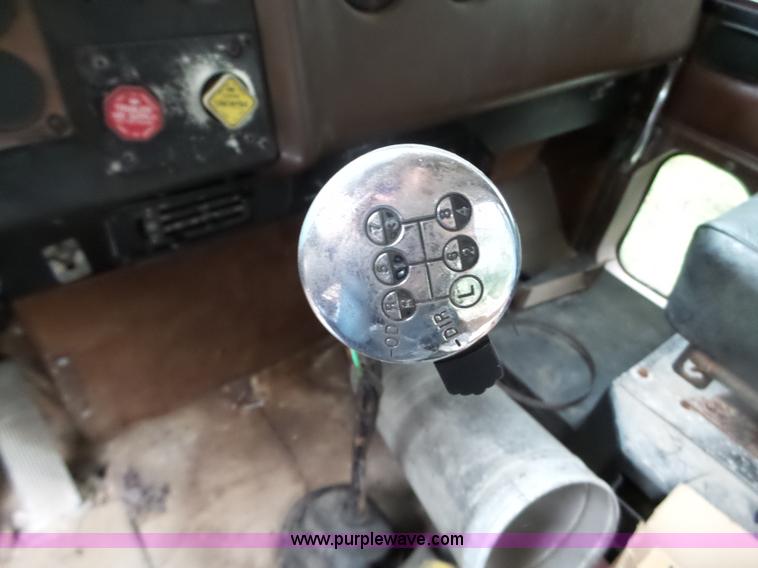 image for item L5028 1985 International 9300 semi truck