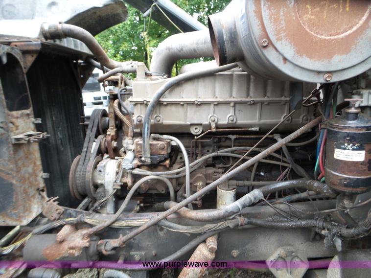 image for item L5028 1985 International 9300 semi truck