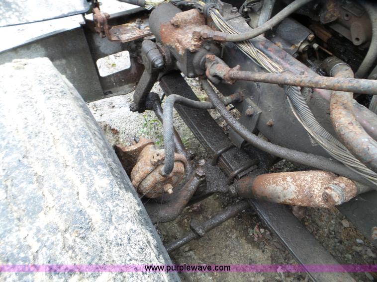 image for item L5028 1985 International 9300 semi truck