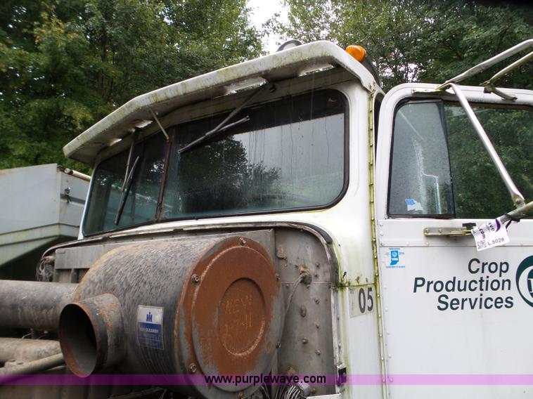 image for item L5028 1985 International 9300 semi truck