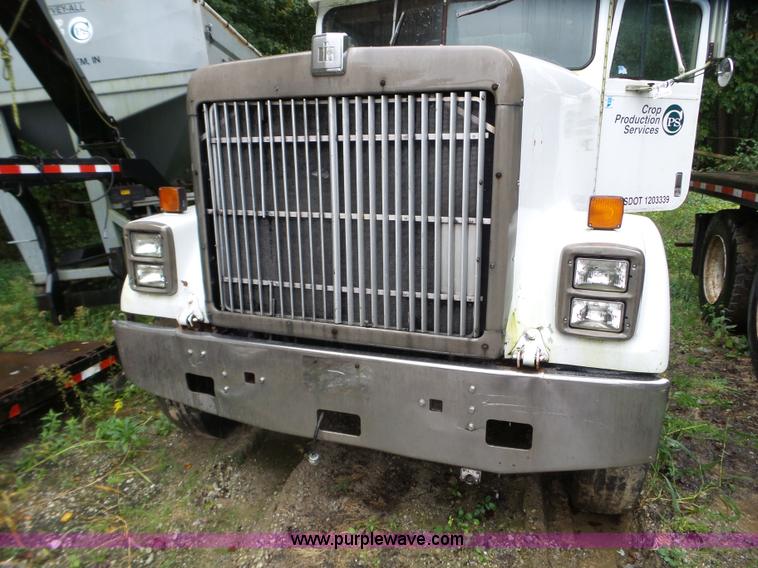 image for item L5028 1985 International 9300 semi truck