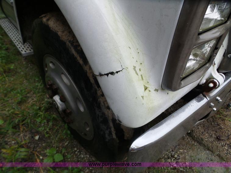 image for item L5028 1985 International 9300 semi truck