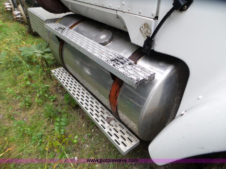 image for item L5028 1985 International 9300 semi truck