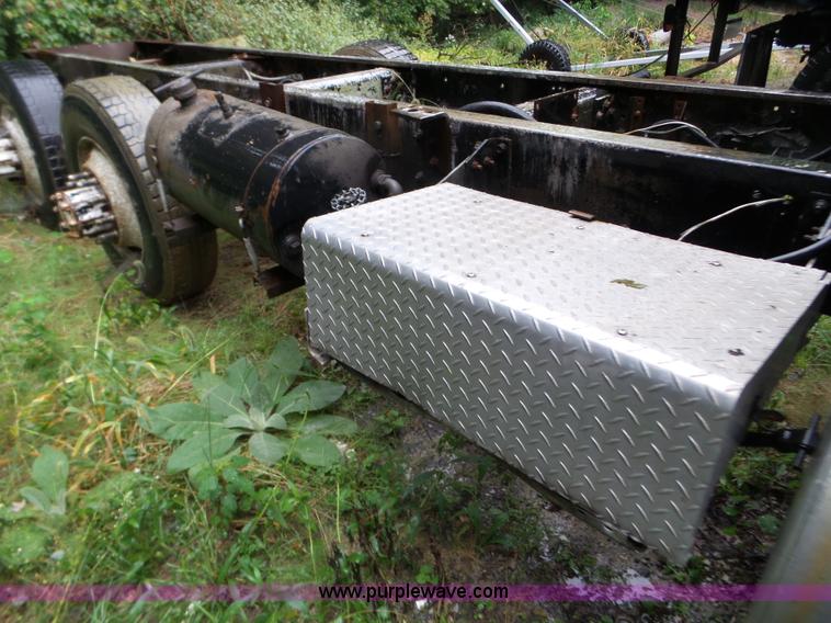 image for item L5028 1985 International 9300 semi truck