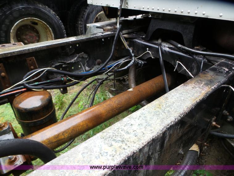 image for item L5028 1985 International 9300 semi truck