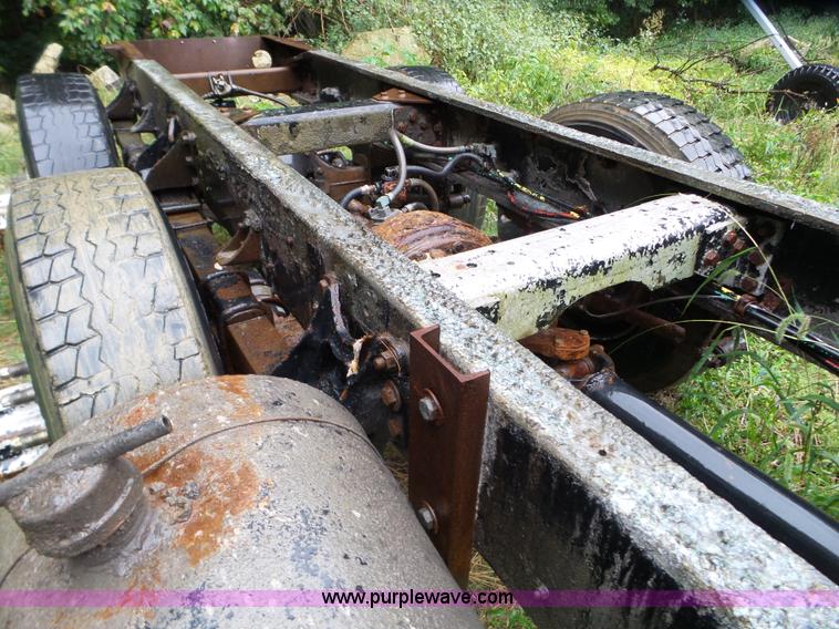 image for item L5028 1985 International 9300 semi truck