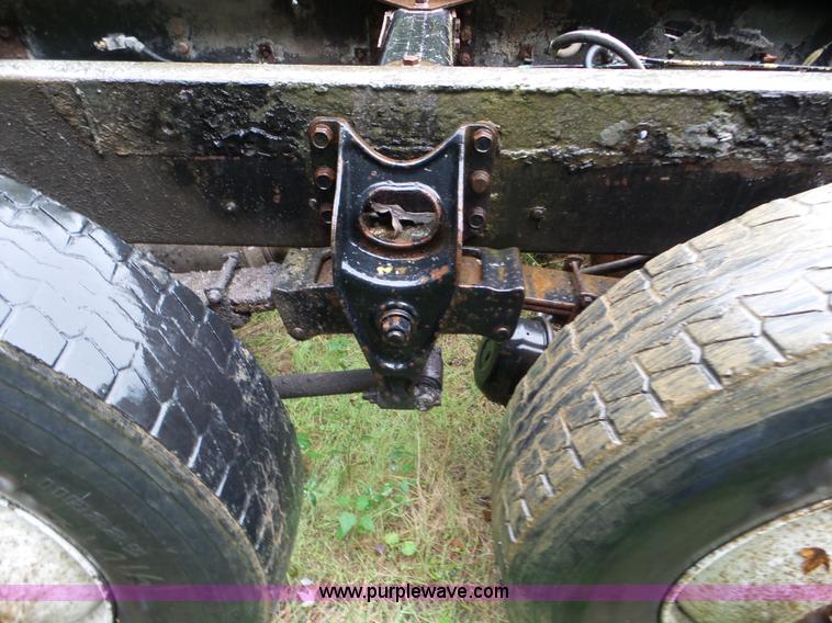 image for item L5028 1985 International 9300 semi truck