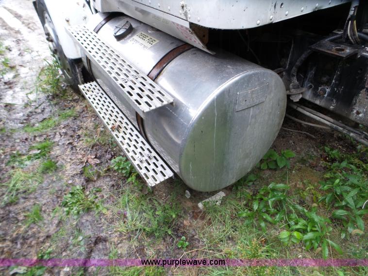 image for item L5028 1985 International 9300 semi truck