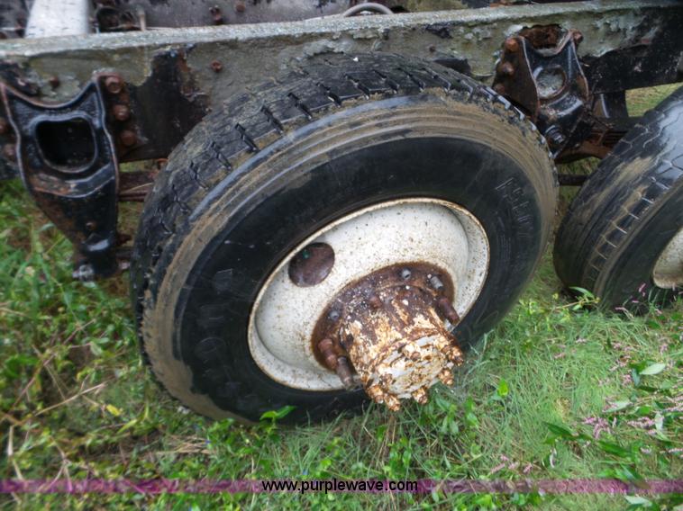 image for item L5028 1985 International 9300 semi truck