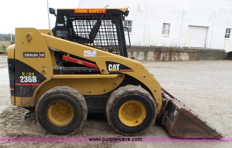 image for item L5031 2004 Caterpillar 236B skid steer