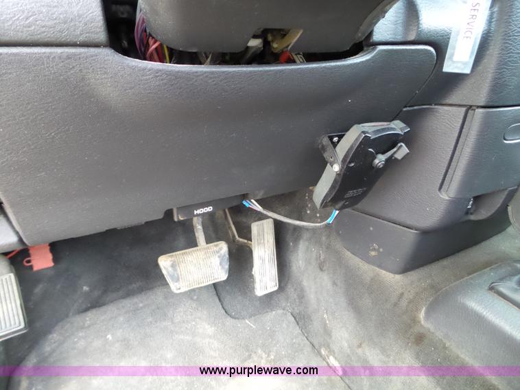 image for item L5037 2004 Dodge Ram 2500 pickup truck