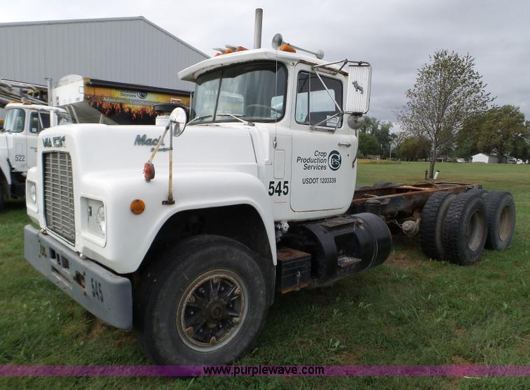 image for item L5040 1982 Mack R686ST truck cab and chassis