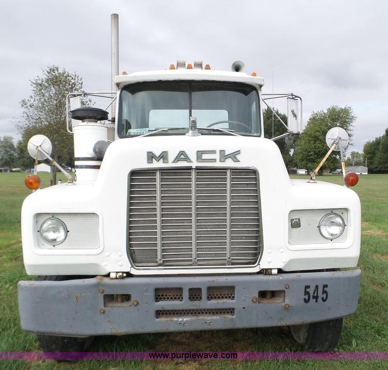 image for item L5040 1982 Mack R686ST truck cab and chassis