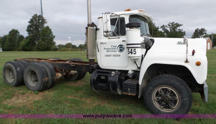 image for item L5040 1982 Mack R686ST truck cab and chassis