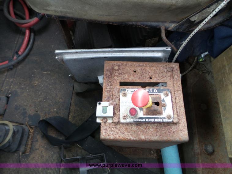 image for item L5040 1982 Mack R686ST truck cab and chassis