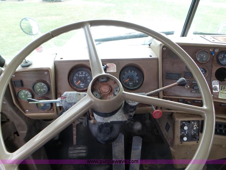 image for item L5040 1982 Mack R686ST truck cab and chassis