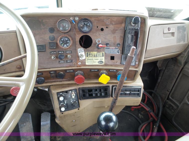 image for item L5040 1982 Mack R686ST truck cab and chassis