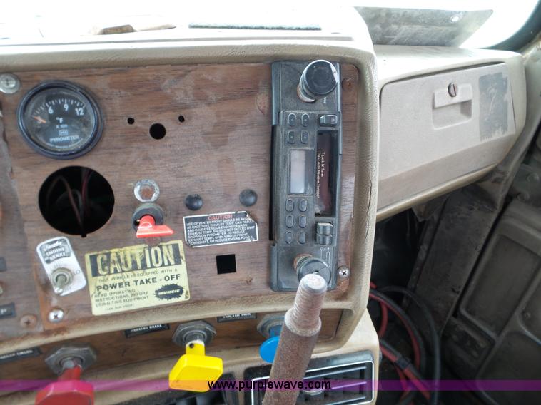 image for item L5040 1982 Mack R686ST truck cab and chassis