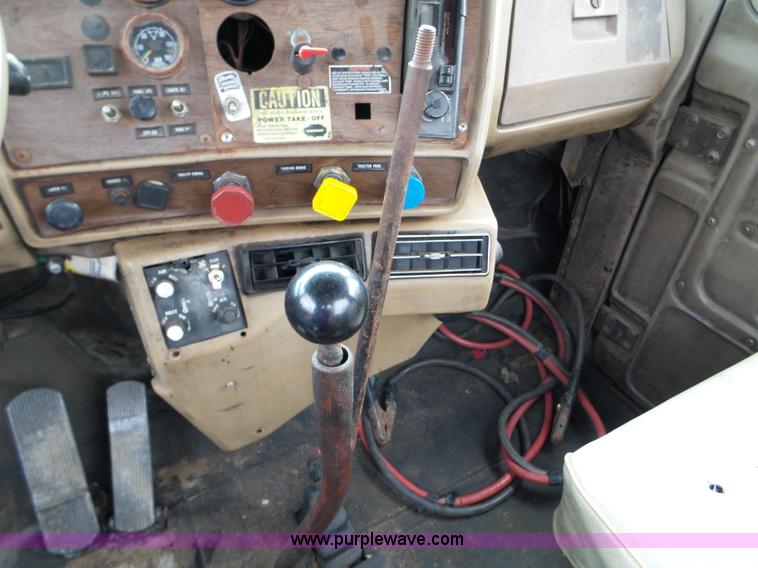 image for item L5040 1982 Mack R686ST truck cab and chassis