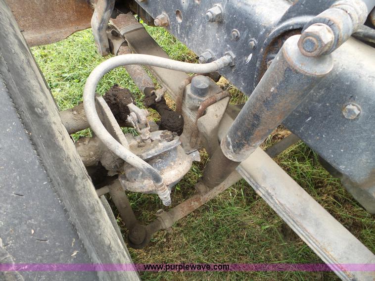 image for item L5040 1982 Mack R686ST truck cab and chassis