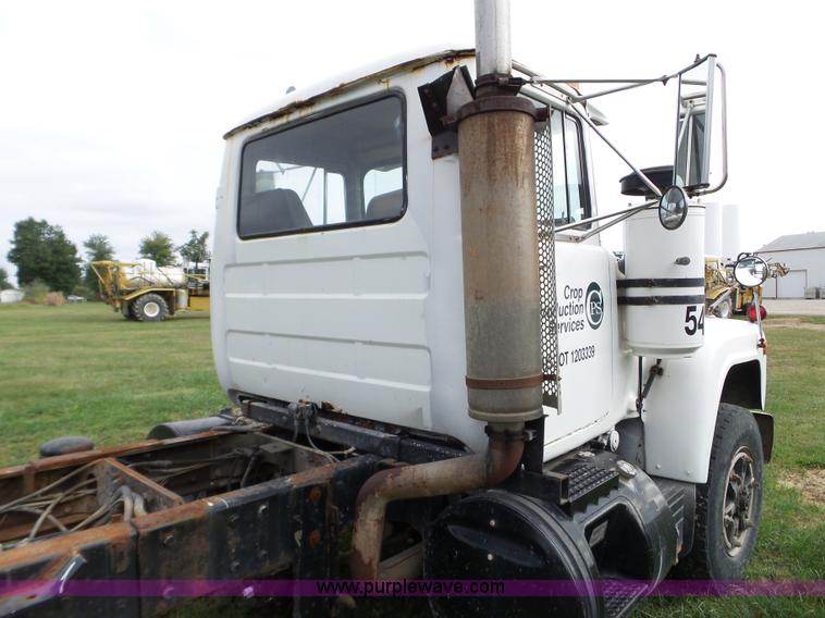 image for item L5040 1982 Mack R686ST truck cab and chassis