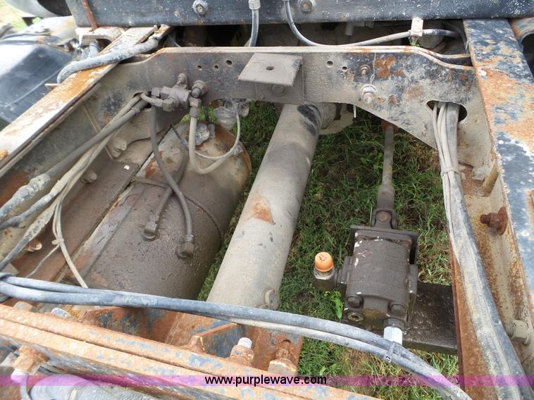 image for item L5040 1982 Mack R686ST truck cab and chassis