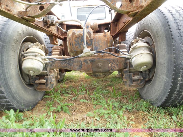 image for item L5040 1982 Mack R686ST truck cab and chassis