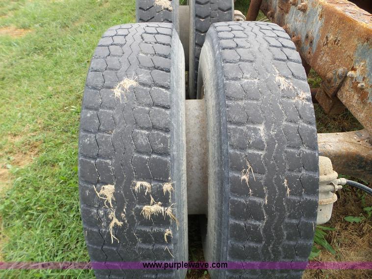 image for item L5040 1982 Mack R686ST truck cab and chassis